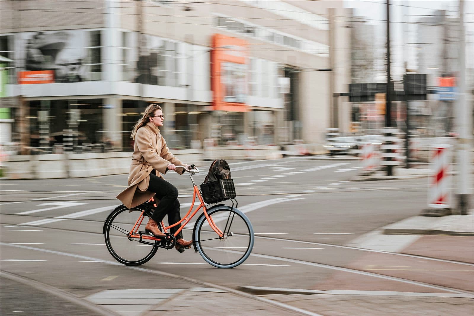 Radfahrerin unterwegs durch eine moderne Innenstadt
