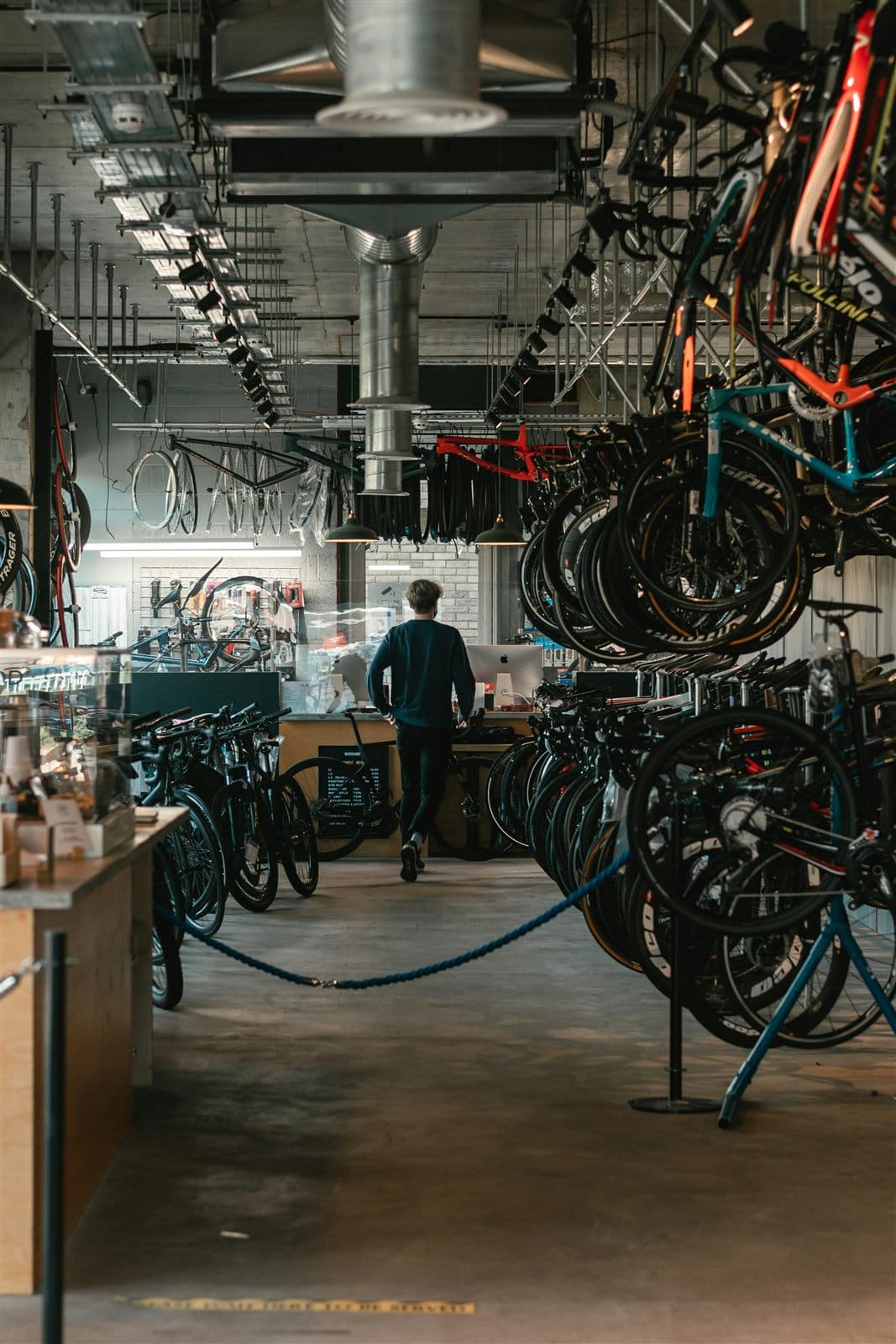 Innenansicht einer Fahrradwerkstatt mit zahlreichen Fahrrädern